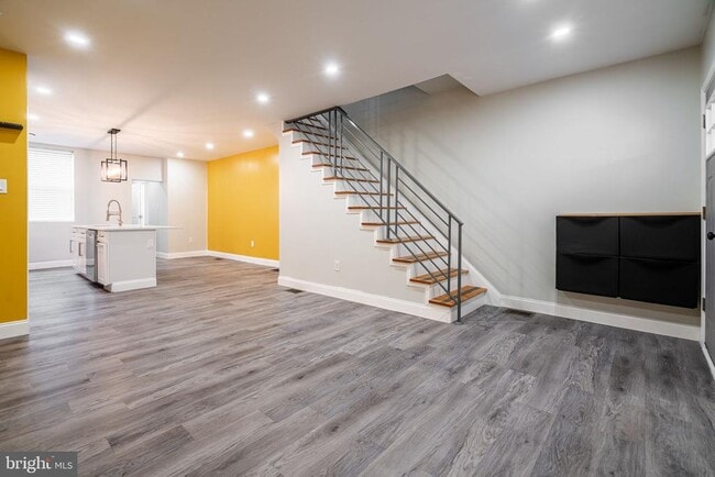 Building Photo - 5439 Larchwood Ave