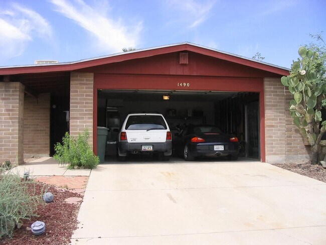 Building Photo - 1490 S Lavonne Way