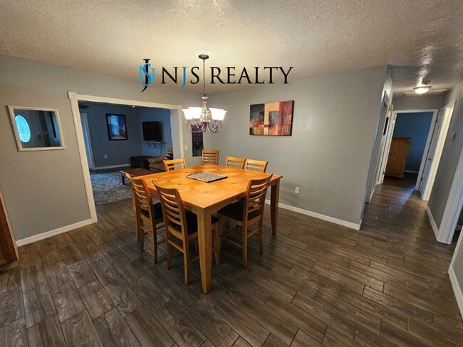 Building Photo - BEAUTIFUL 3/2/2 1400 Sq. Ft. with HUGE yar...