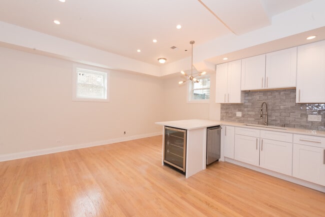 Building Photo - 846 N Hermitage Ave