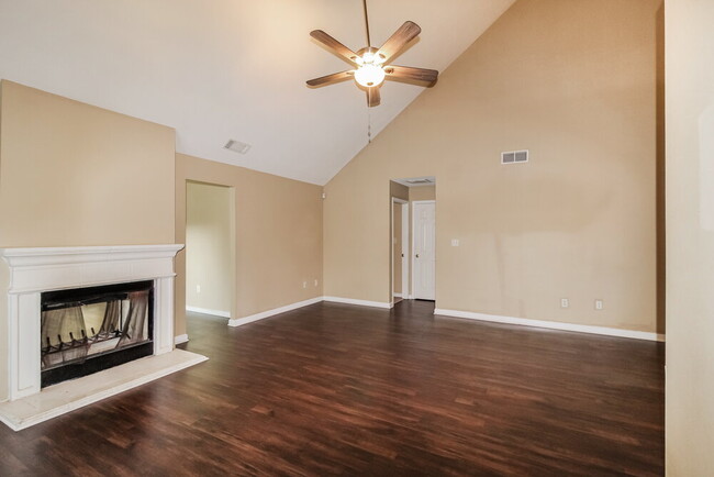 Building Photo - 6581 Lake Mill Trce