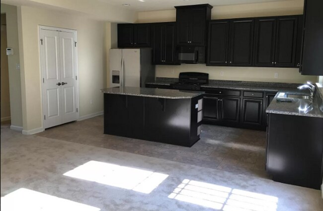 Foto del edificio - Gorgeous 3 BD/ 2.5 BA Townhouse Available ...