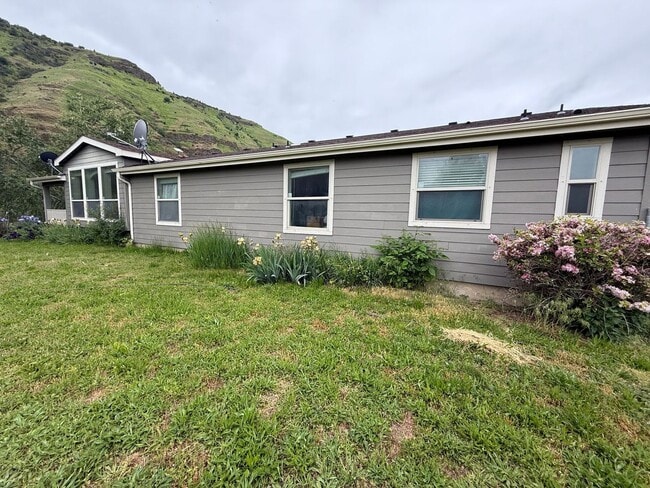 Building Photo - Stunning 3Bedroom 2Bath Clearwater Riverfront Home with Shop