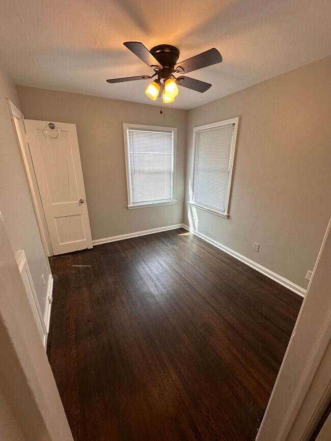 Building Photo - $795 - 2 bed 1 bath - Small and cozy singl...