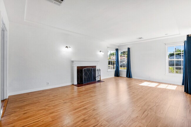 Building Photo - 15235 La Maida St