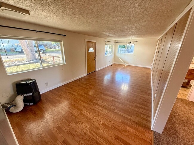 Building Photo - Charming and low-maintenance 2-bedroom, 1-...