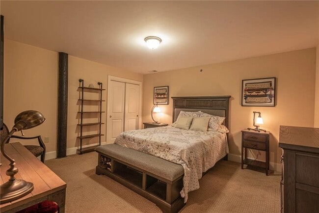 Building Photo - 618 Main St