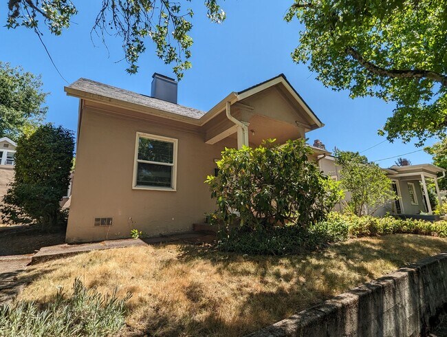 Foto del edificio - Nice 2 Bedroom, 1-Bath Bungalow Style Home!