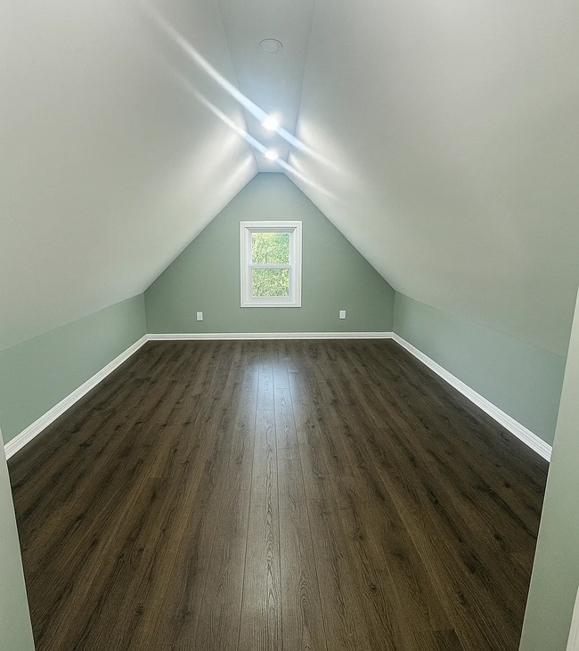 Building Photo - Just renovated, townhouse