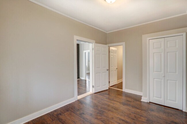 Building Photo - 2425