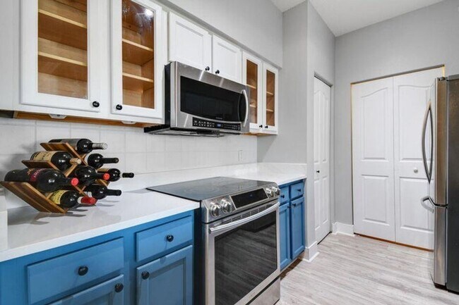 Foto del edificio - 7302 Myrtlewood Cir W