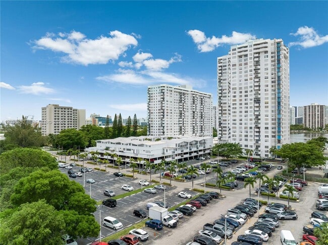 Foto del edificio - 2750 NE 183rd St