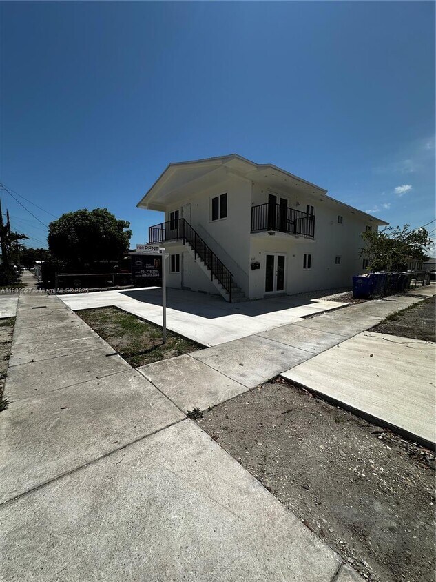 Foto principal - 828 NW 23rd Ct