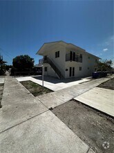 Building Photo - 828 NW 23rd Ct