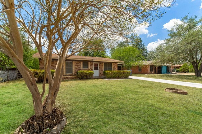 Building Photo - 218 E Villaret Blvd