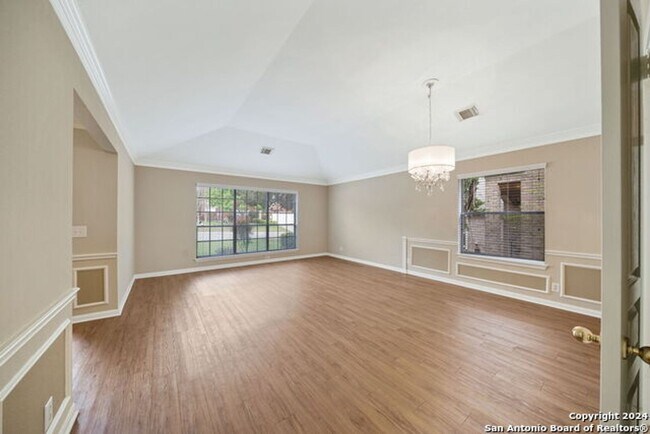 Building Photo - 3 Bedroom 2 Bathrooms located in Jade Oaks...