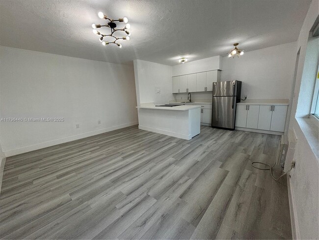 Building Photo - 9270 E Bay Harbor Dr