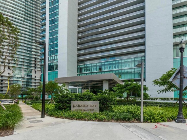 Foto del edificio - 650 NE 32nd St