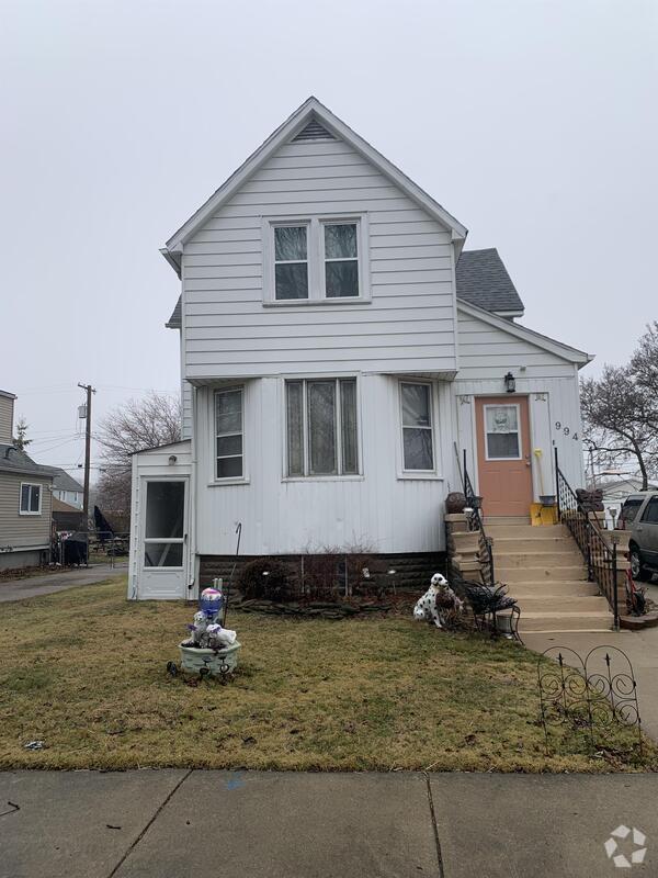 Building Photo - 994 Elm St