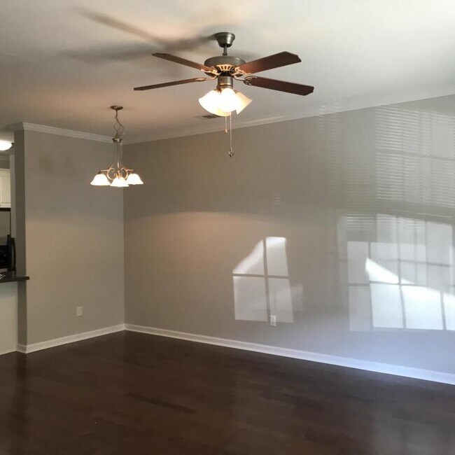 Building Photo - 611 Glade Fern Way