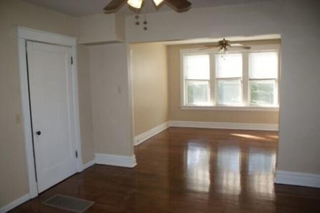 Foto del edificio - 4 family 1 bedroom units