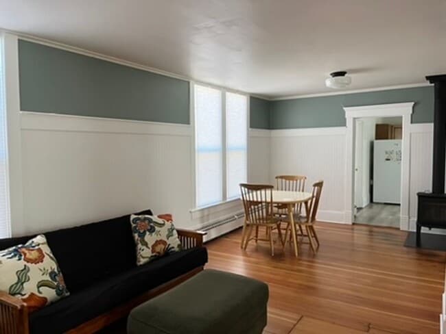 Building Photo - 3 Bed 1 Bath Single Family Home Close to H...