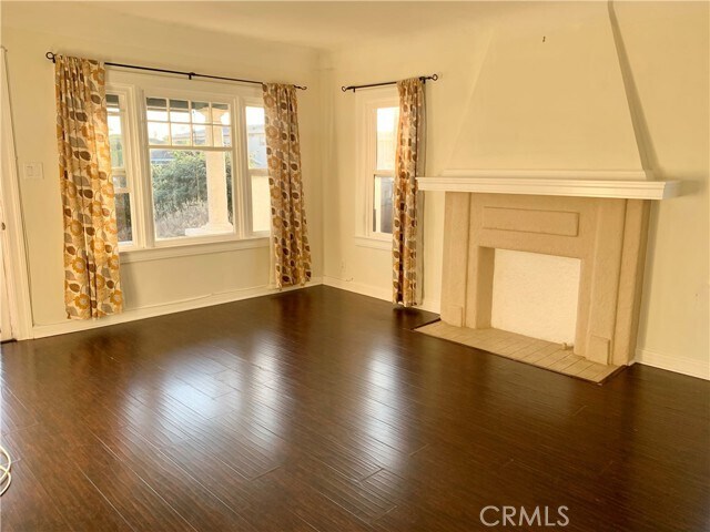 Building Photo - 1060 W 25th St