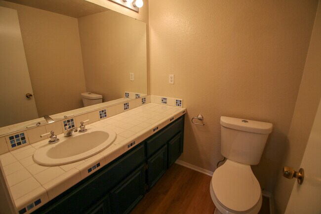 Foto del edificio - Welcome home to this gorgeous 3-bedroom, 2.5-bath home located in the highly desirable Riverwalk ...
