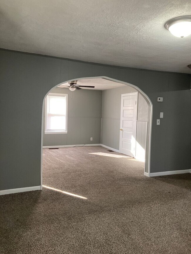 Building Photo - 3 Bedroom, 2 bathroom House!