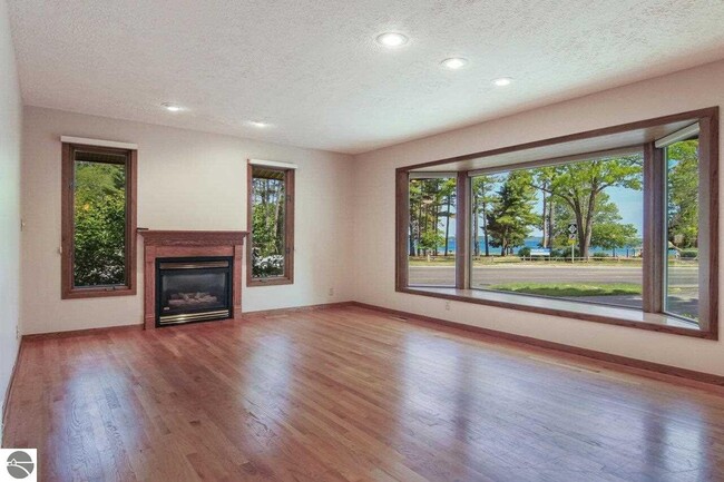 Building Photo - 1100 Peninsula Dr