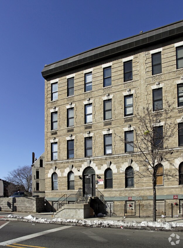 Building Photo - 838 Grand St
