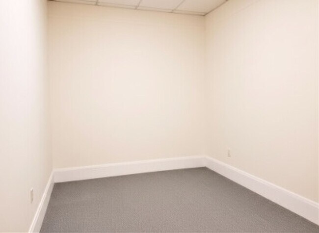 Building Photo - NO FEE - Kenmore 3 BR Apartment - 9/1