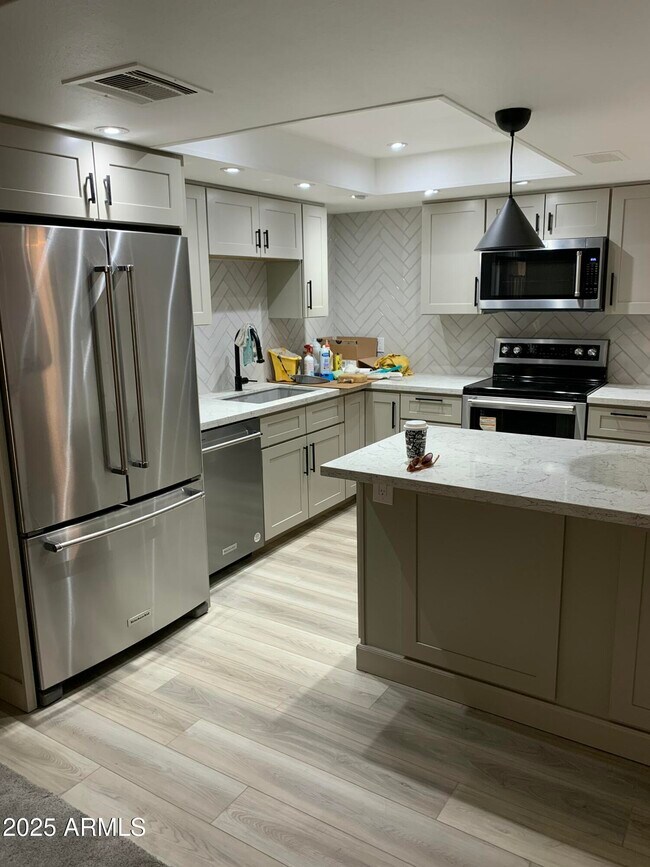 Foto del edificio - 7930 E Camelback Rd