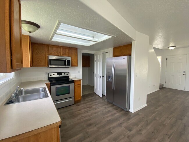 Building Photo - Well kept 4bd in cul-de-sac with NO back n...