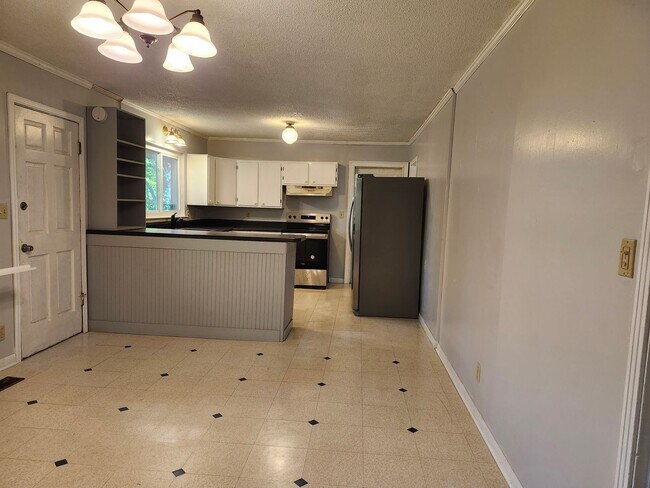 Building Photo - Spacious 3 Bedroom 2 bath townhome off 58 ...