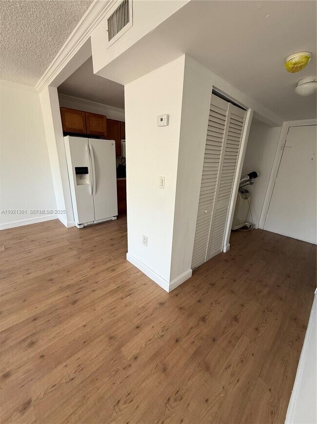 Foto del edificio - 2025 NE 164th St