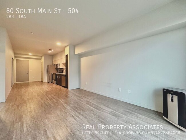 Building Photo - Large 1 Bed unit with Bonus Room! Water Vi...