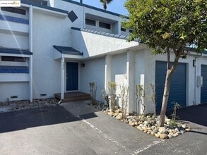 Building Photo - 5820 Yawl St