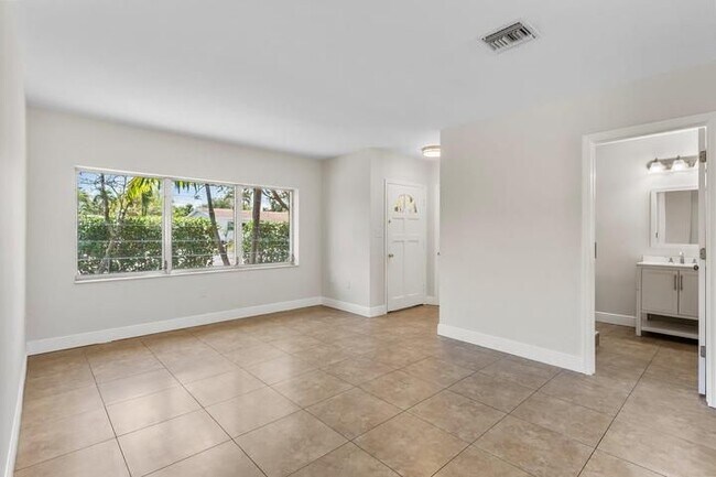 Foto del edificio - 1015 NE 12th St