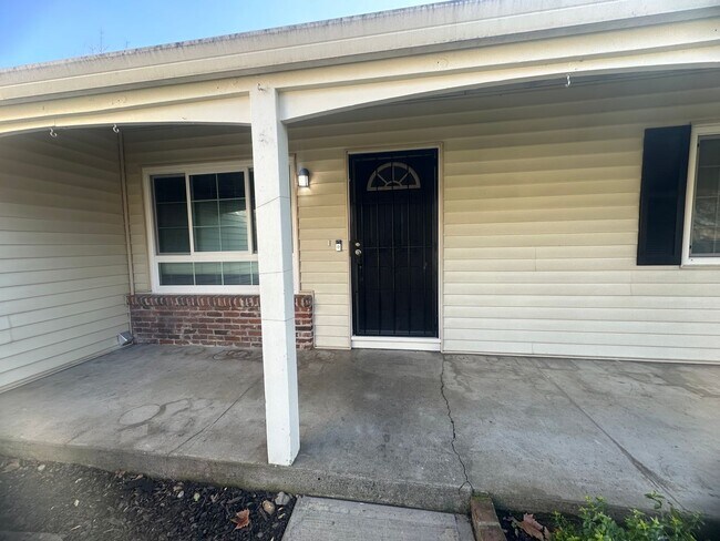 Building Photo - 3 Bedroom 2 Bathroom Home with Yard