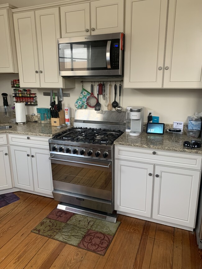 Building Photo - 245 Lincoln St