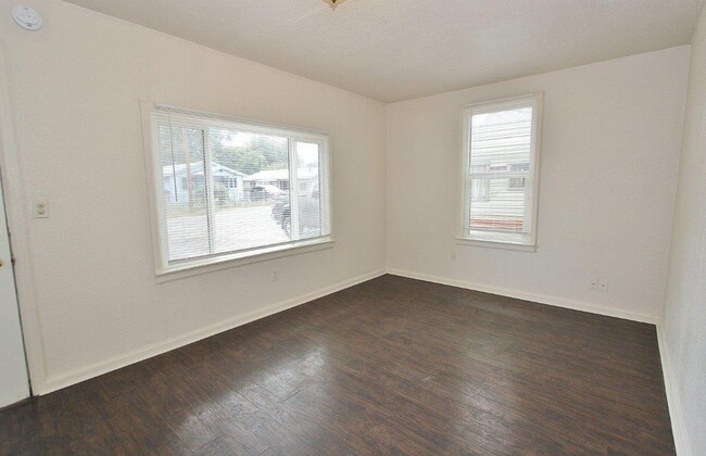 Foto del edificio - 811 8th Ave N