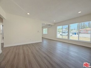 Building Photo - 410 E Cherry Ave