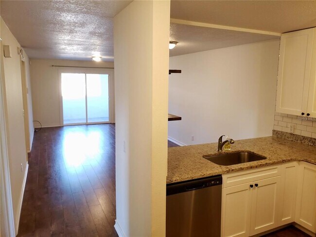 Foto del edificio - 15215 Amberly Dr