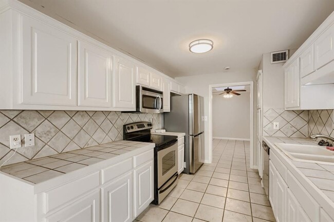 Building Photo - 11 Casa Verde St