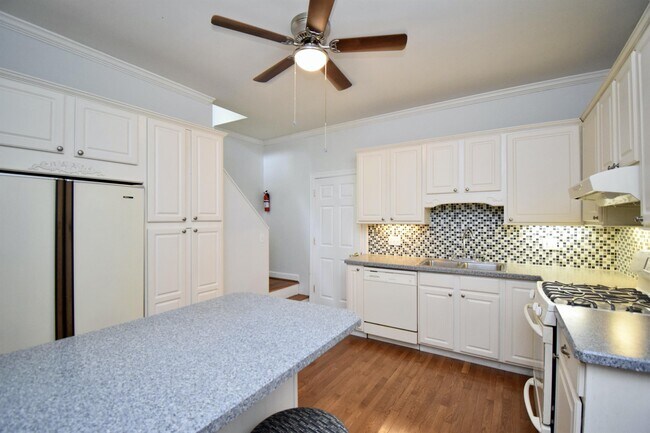 Foto del edificio - 1244 Elsinore Ave