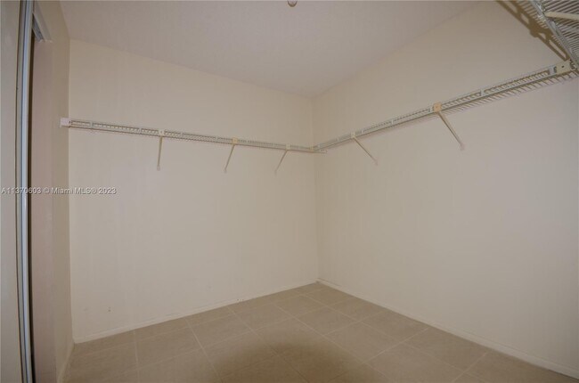 Building Photo - 400 Leslie Dr