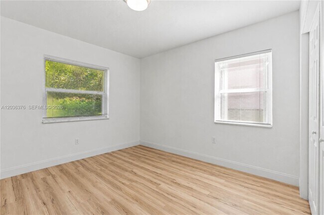 Foto del edificio - 2530 SW 27th St