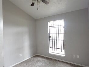 Building Photo - 10811 Thorncliff Dr