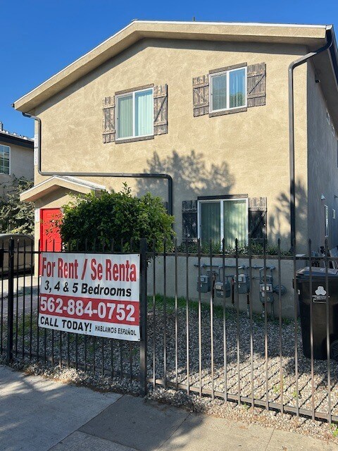 Foto del edificio - 213 1/2 E 84th Pl